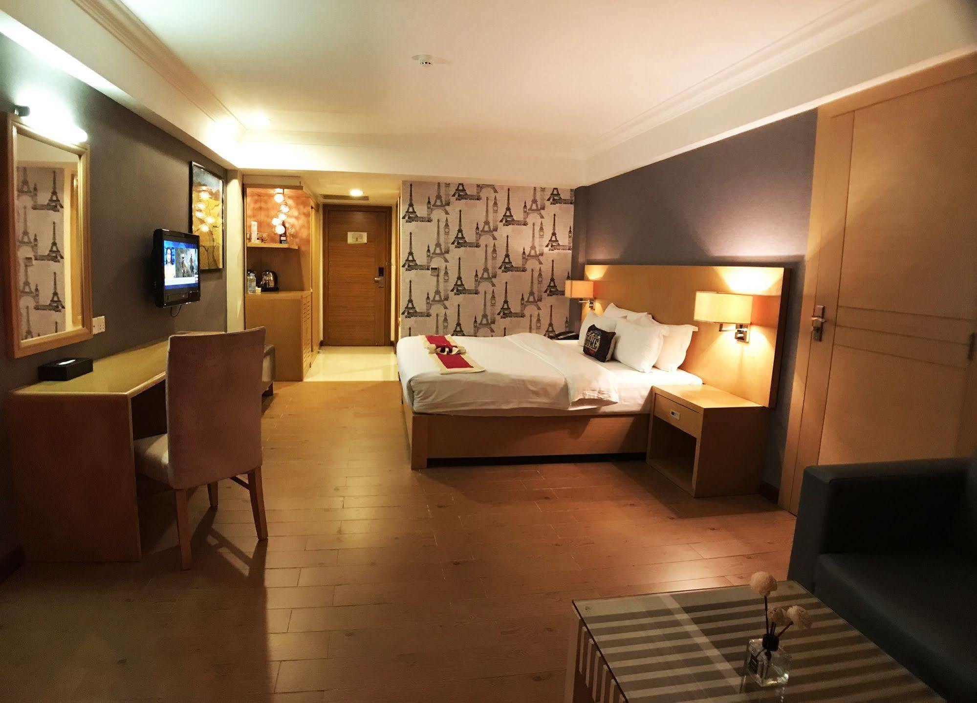 Discovery Hotel Phnom Penh Dış mekan fotoğraf